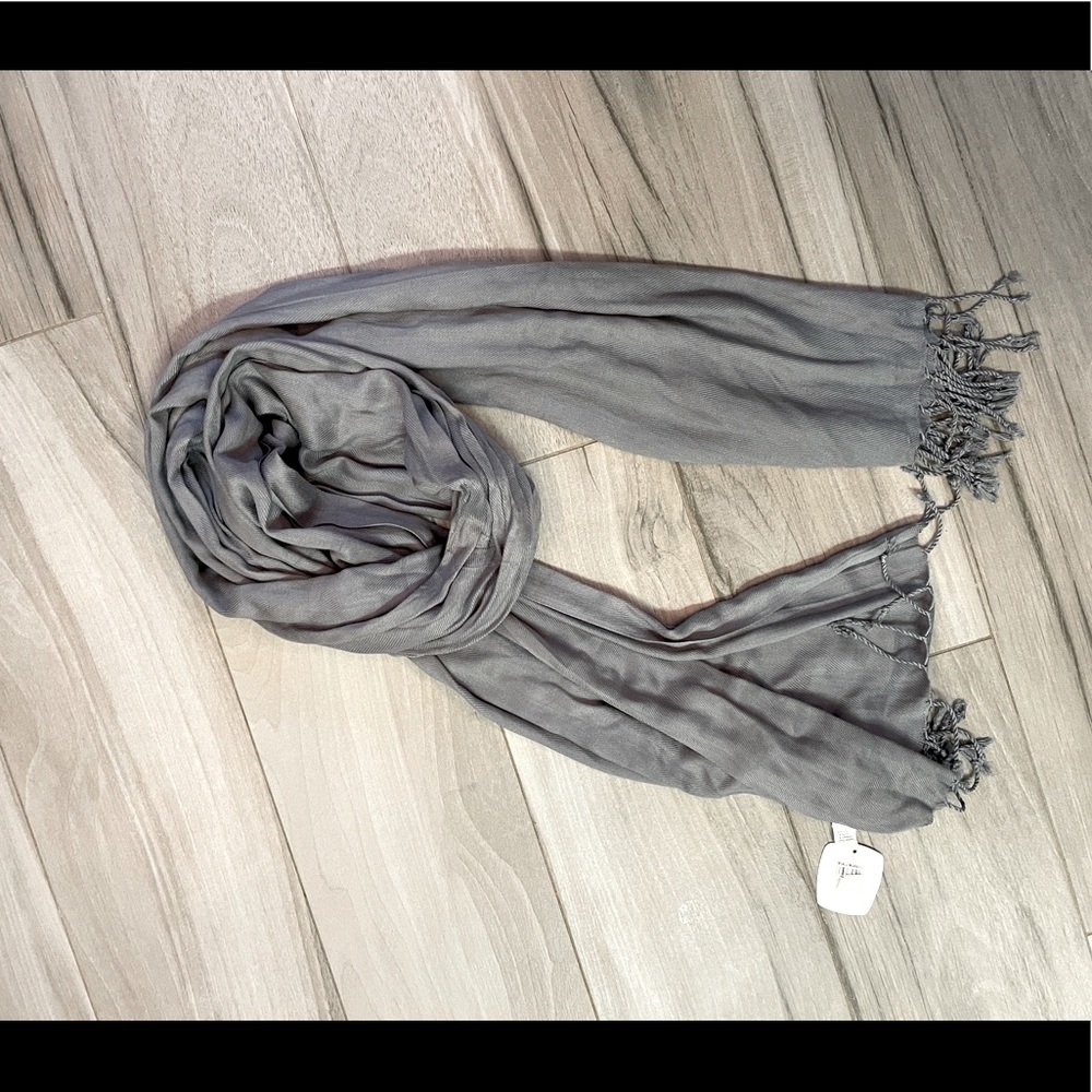 Pashmina-style gray scarf. Scarf with tassel ends